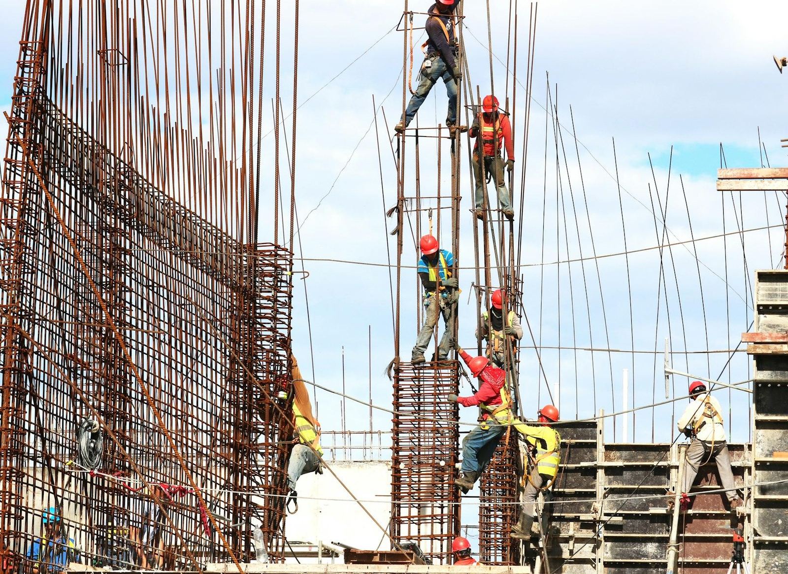 Personal de obra trabajando en estructuras de construcción