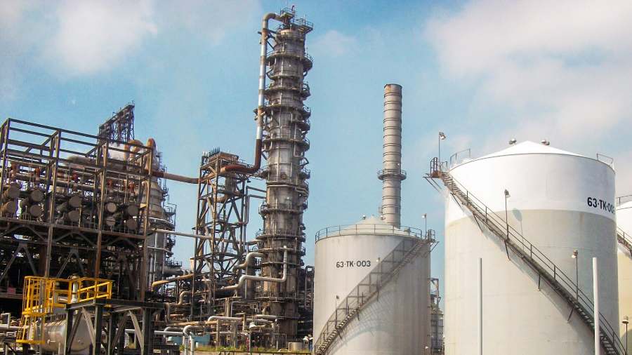 Planta de proceso con tanques de almacenamiento